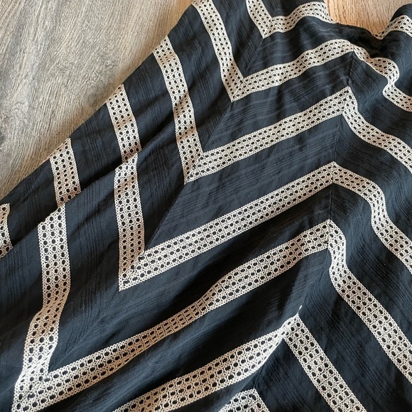 Ann Taylor Midi Skirt, Black and Tan Chevron, size 4 - Picture 3 of 6